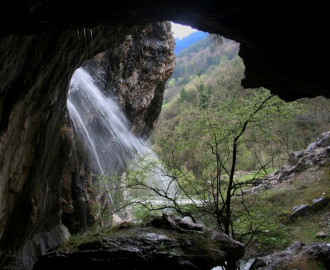Родопи - 4 водопада край Орехово, върховете Персенк и Церикова църква, ункален мини каньон Човешката пещера и още много :)